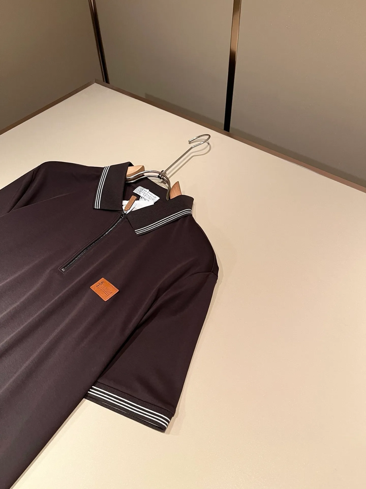 BC-Brunello Cucineli 2026 Spring and Summer New Arrival men's short-sleeved Polo shirt, a fashionable Versatile item loved by many celebrities! The LOGO leather on the chest is super nice. Friends who like Classic simplicity must not miss this one! The calm and elegant brand style has always been favored by the upper class! It is also the best choice for fashion items! The upper body is so handsome, highly recommended! ! ! The biggest attraction of this short-sleeved shirt is not only its own brand added value, but also the fact that this short-sleeved shirt is very cost-effective in terms of color matching and material! Customized original exclusive mesh cotton material design! Environmentally friendly washing, customized fabrics, and pre-shrinking treatment ensure a crisp fit. The combed cotton fabric feels super soft and smooth and absorbs sweat! It does not deform after washing, feels comfortable and smooth, and the upper body is soft and comfortable. The classic fashionable lapel design is simple but not complicated, and it is very attractive! Sizes:M-4XL
